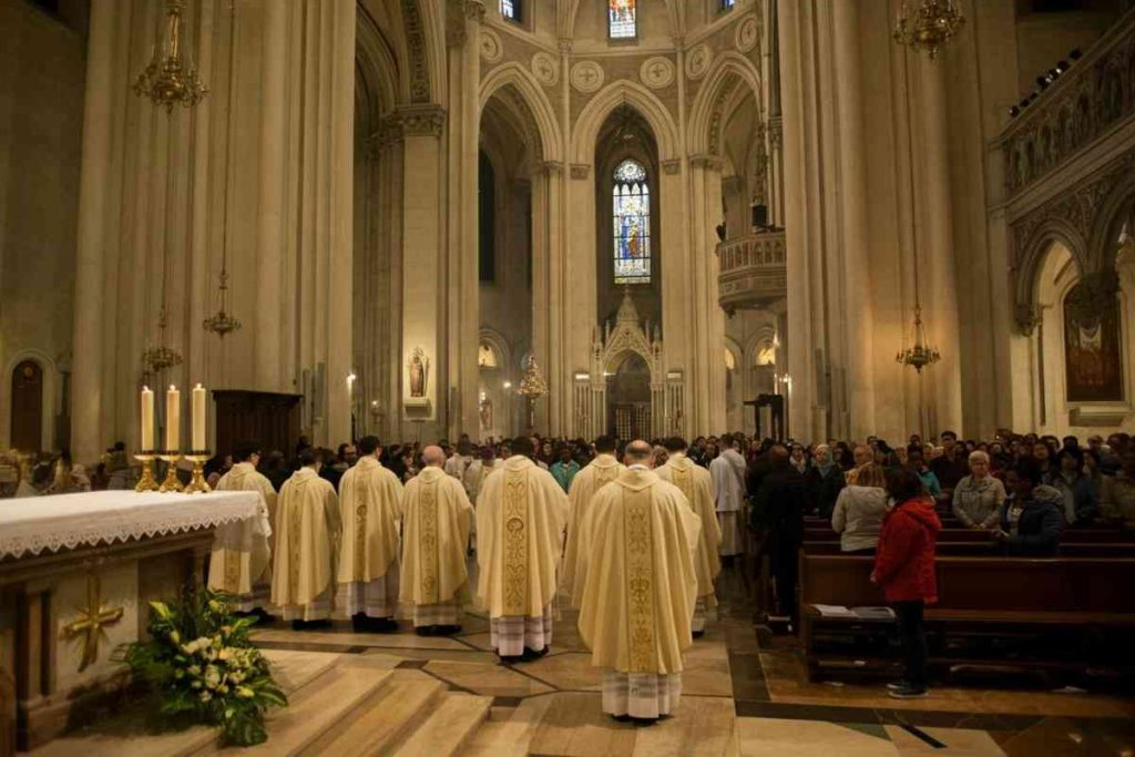 Il Papa avverte i sacerdoti: il vero cammino non è il potere