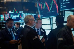 Milano in rosso: la Borsa chiude con un calo dello 0,73%