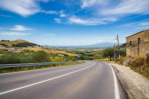 Tragedia in un incidente stradale: una bambina di 15 mesi perde la vita