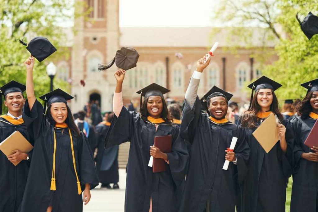 Trump annuncia la revoca dei visti per gli stranieri: Harvard nel mirino