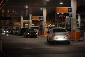 Benzina oltre 1,7 euro al litro: l'impatto degli attacchi Israele-Iran