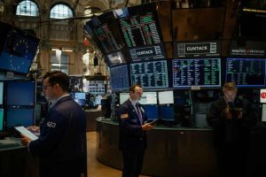 Borsa europea in bilico: Londra chiude in calo del 0,4%