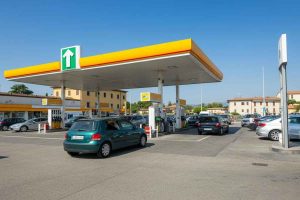 Codacons avverte: rischio impennata dei carburanti, il governo deve agire subito