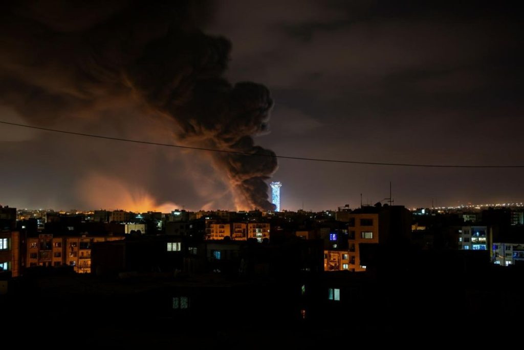 Esplosioni a Teheran: un misterioso fumo avvolge l'aeroporto