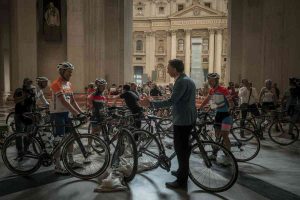 Il Papa accoglie i ciclisti: il Giro d'Italia fa tappa in Vaticano