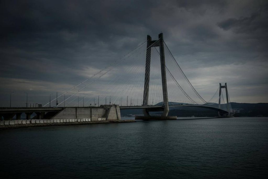 Il misterioso blocco del Ponte di Crimea: cosa sta succedendo a Mosca?