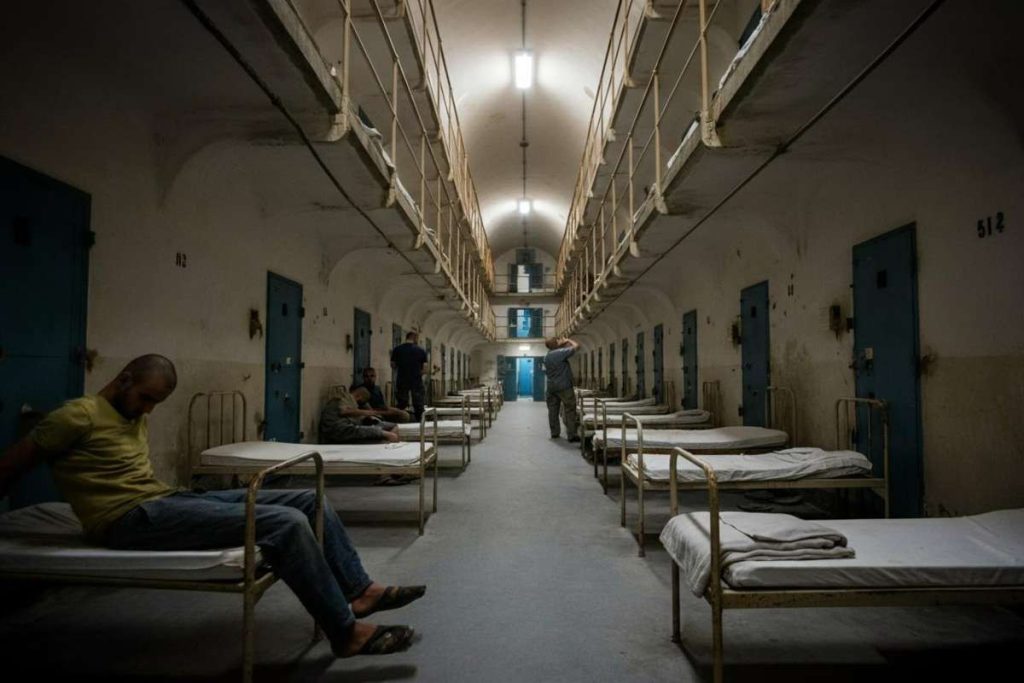 Mattarella denuncia il drammatico sovraffollamento delle carceri in Italia