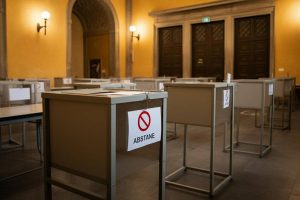 Meloni al seggio: il rispetto della democrazia e il valore dell'astensione