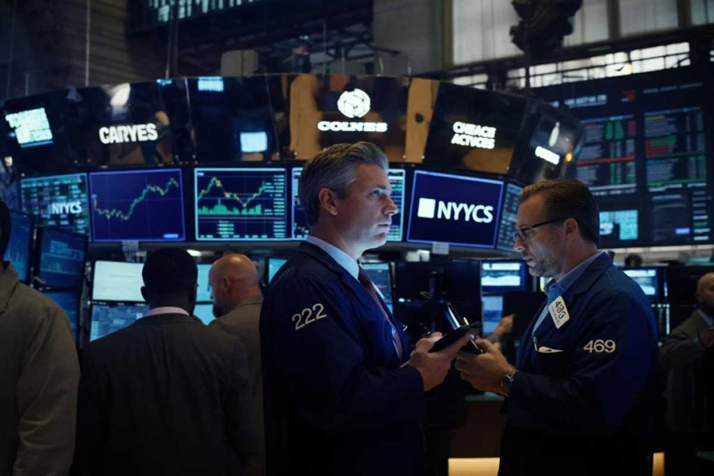 Milano in rosso: il calo del 0,9% e i dividendi che influenzano il Ftse Mib