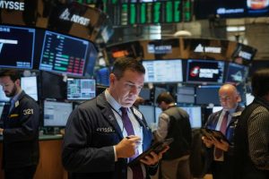 Milano in rosso: il crollo di Leonardo e Unicredit affonda la Borsa
