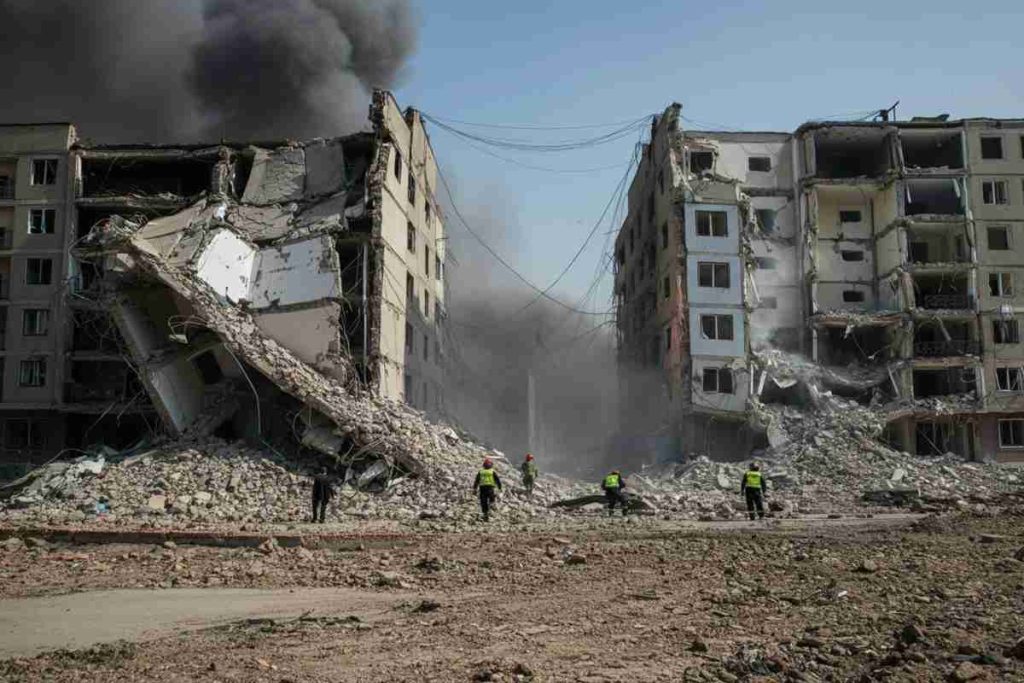 Missili devastano Tel Aviv: due edifici distrutti e soccorritori in azione