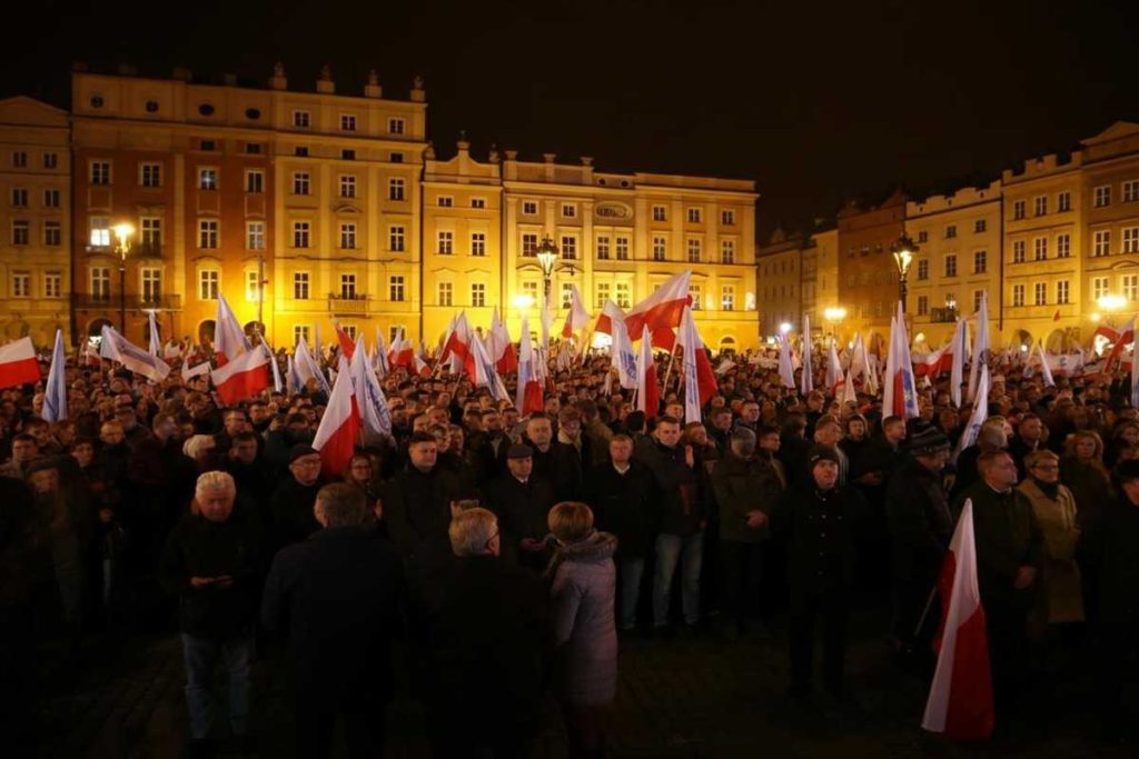 Nawrocki promette vittoria notturna e salvezza per il Paese