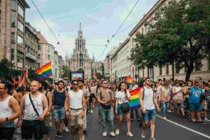 Pride di Budapest: la presenza dei leader del centrosinistra accende la manifestazione