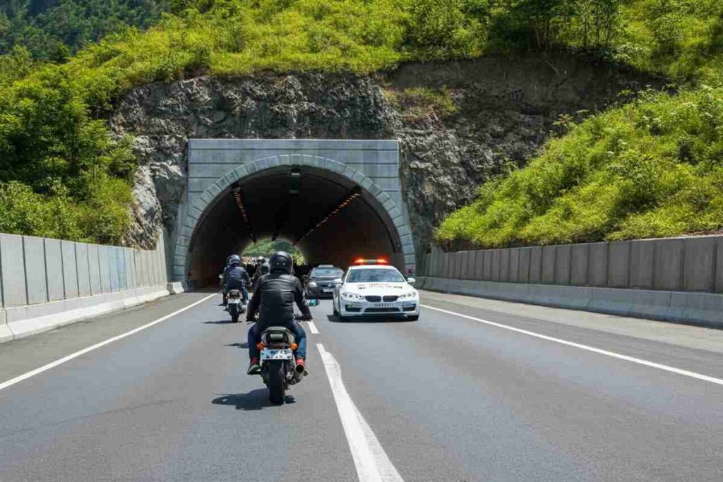 Primi veicoli attraversano il Tunnel Tenda: un passo verso il futuro della mobilità
