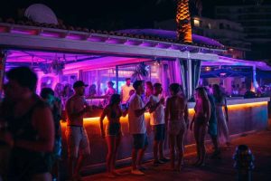 Rissa shock davanti a una discoteca: giovane colpito a martellate