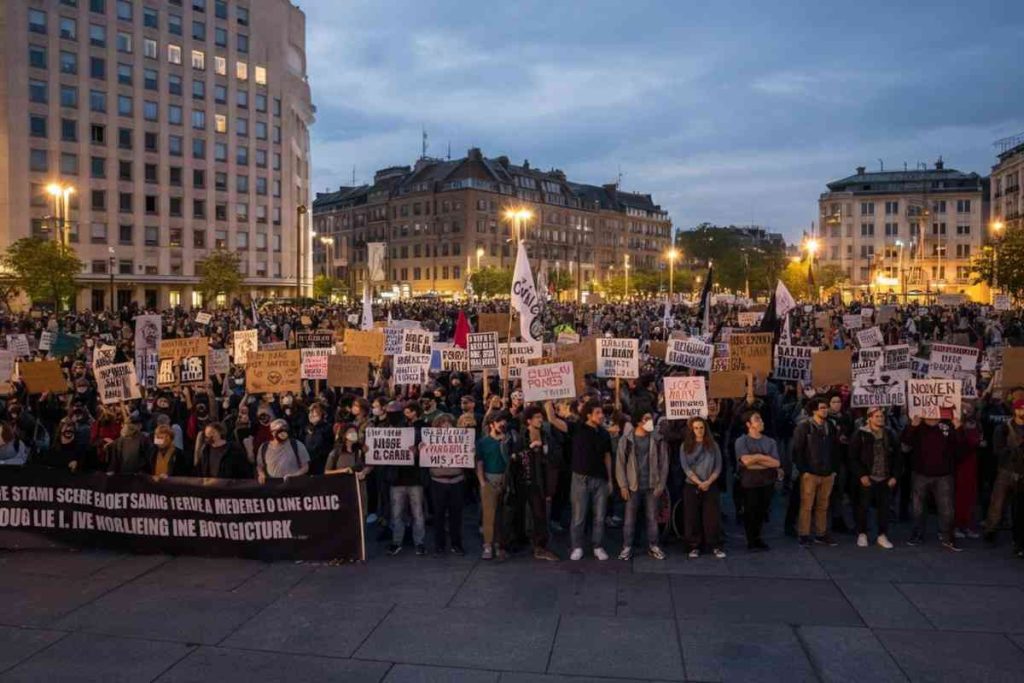 Scontri a Belgrado: la tensione esplode tra manifestanti e polizia