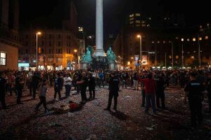 Scontri a Parigi dopo il match: due morti e 559 arresti nel caos