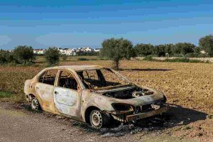 Scoperta macabra: corpo carbonizzato in un'auto nel cuore del Salento