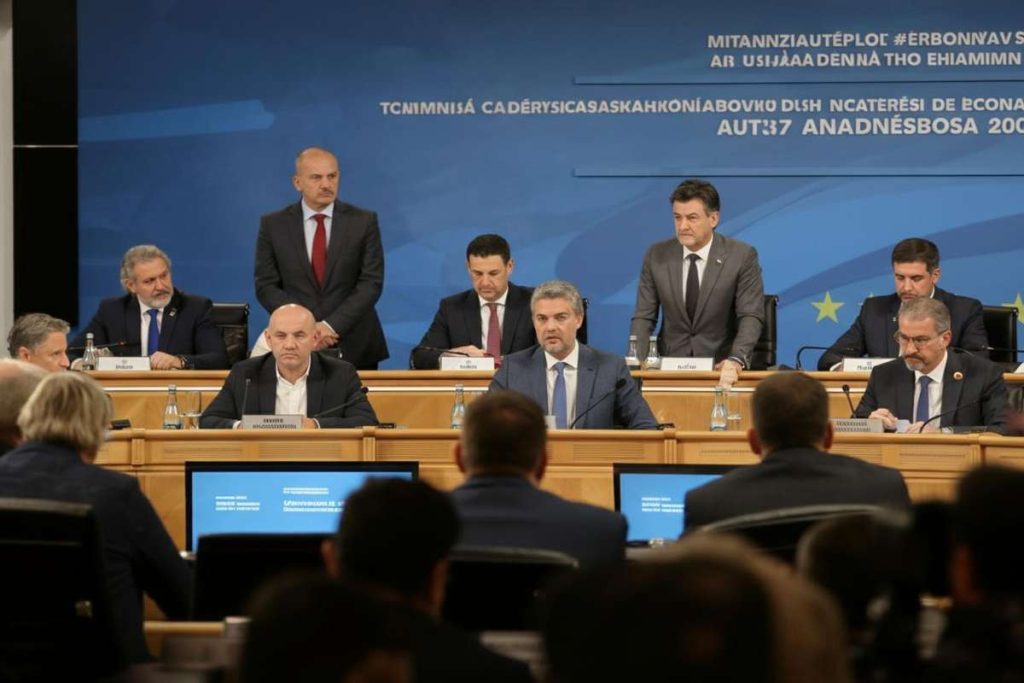 Tajani chiarisce: Niente terzo mandato, Forza Italia resta contraria