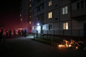 Tragedia e mistero: muore per sfuggire al rogo, arrestato il compagno per omicidio
