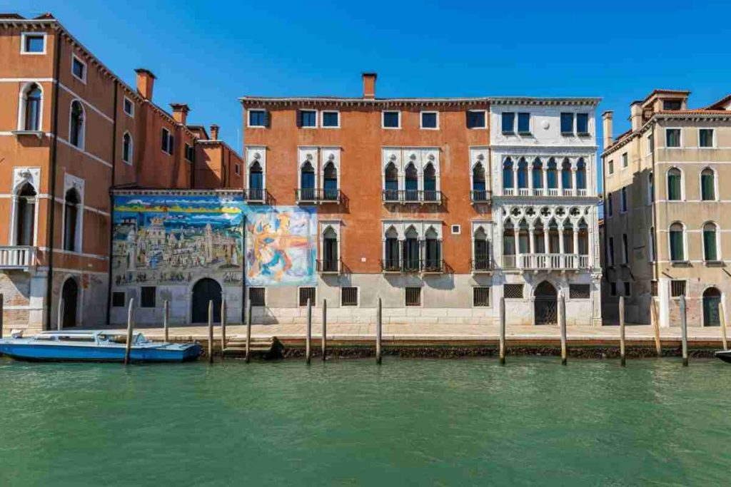 Banksy illumina Venezia con il suo potente messaggio: The Migrant Child in una notte da ricordare