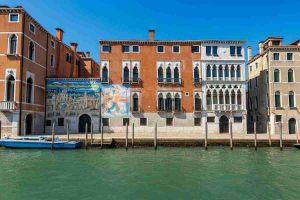 Banksy illumina Venezia con il suo potente messaggio: The Migrant Child in una notte da ricordare