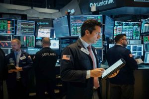 Borsa europea in avvio: Londra frena, ma il mercato resiste