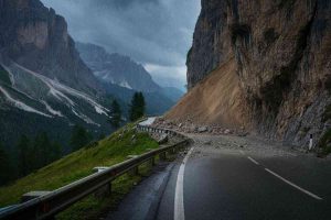 Frana sull'Alemagna: la strada per Cortina chiusa e inaccessibile