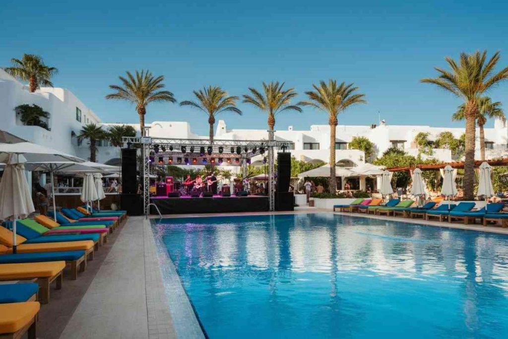 Ibiza: locale interrompe eventi dopo la tragica morte di due britannici
