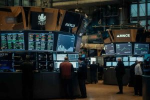 Milano in calo: la Borsa europea segna un -0,9% tra tensioni su Mps e Mediobanca