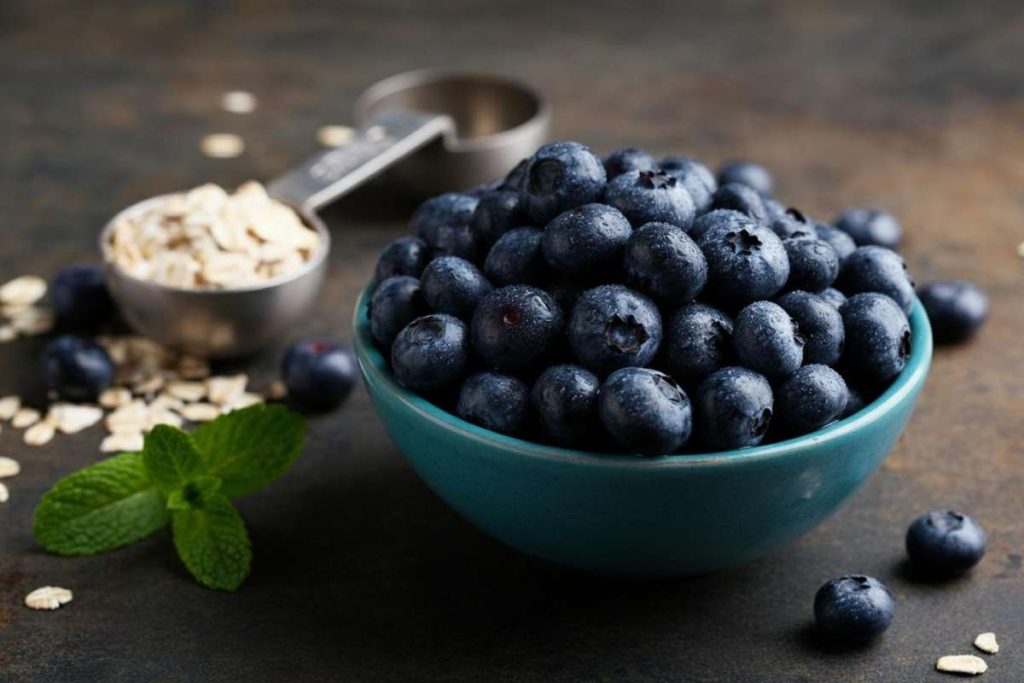 Mirtilli: scopri le sorprendenti virtù del frutto blu