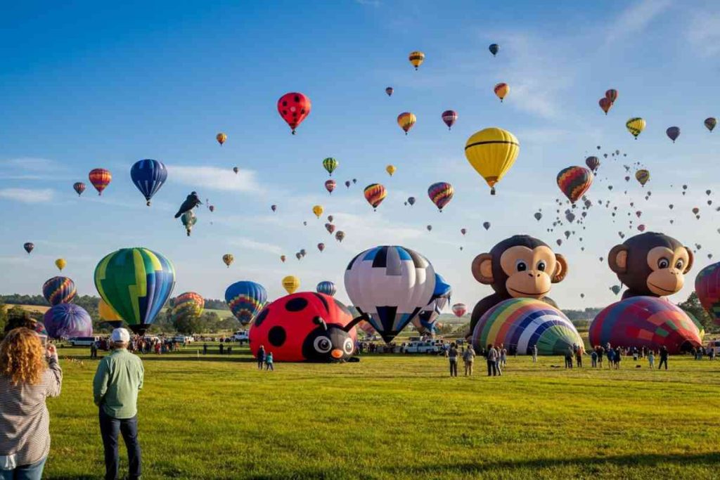 Mongolfiere colorate danzano nel cielo francese: il raduno Enenvol incanta tutti