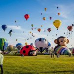 Mongolfiere colorate danzano nel cielo francese: il raduno Enenvol incanta tutti