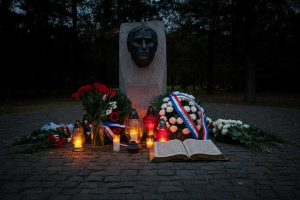 Nahum risponde agli haters: Ad Auschwitz avevate da mangiare