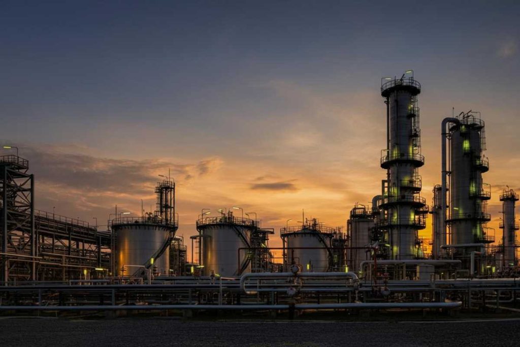 Opec+ aumenta la produzione: 550 mila barili di petrolio in più ad agosto