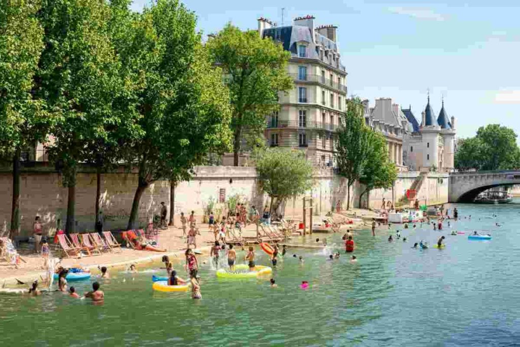 Ritorno al passato: Parigi riapre le sue acque per un tuffo nella Senna dopo un secolo
