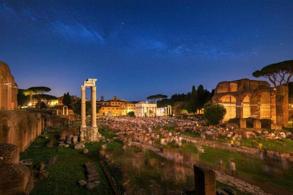Scoprire la storia nei parchi archeologici sotto un cielo stellato