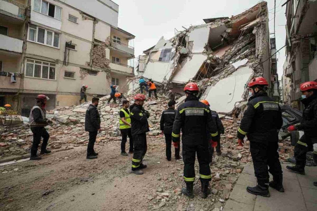 Tragedia a Karachi: crollo di un edificio provoca otto vittime