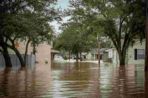 Tragedia in Texas: oltre 50 vittime a causa delle inondazioni devastanti