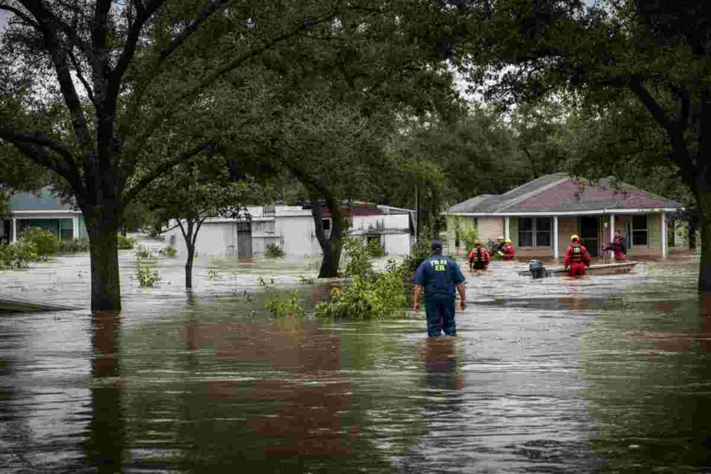 Tragedia in Texas: oltre 50 vittime e 27 bambine ancora disperse dopo le inondazioni