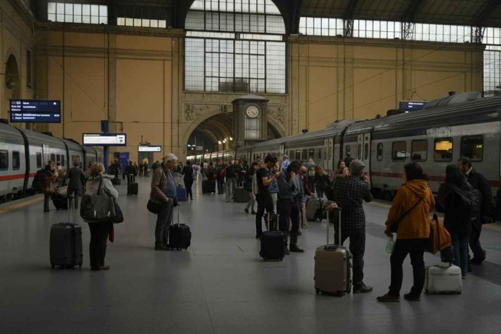 Treni fermi: sciopero in arrivo con disagi fino a domani pomeriggio