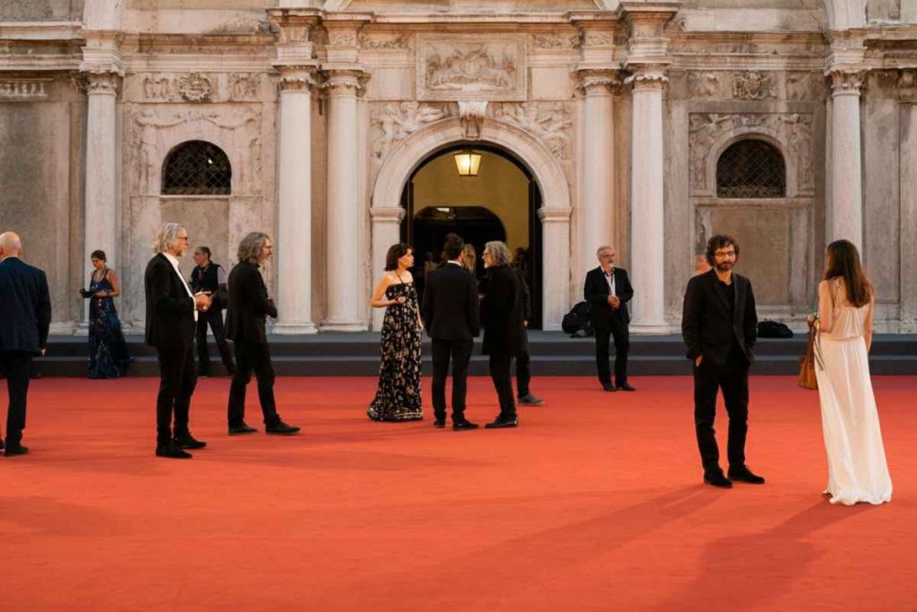 Clooney salta la conferenza al Lido: il motivo sorprendente dietro la sua assenza
