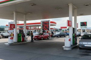 Eni e Tamoil alzano i prezzi dei carburanti, mentre Q8 sorprende con un ribasso