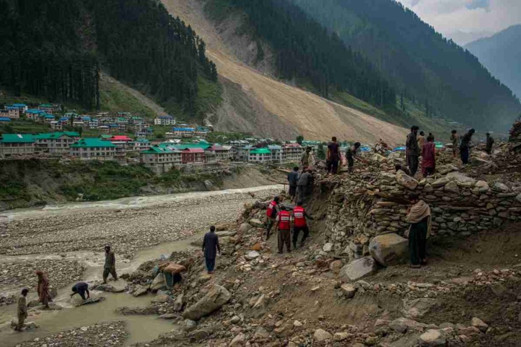 Frana devastante in Pakistan: 9 volontari perdono la vita dopo l'alluvione