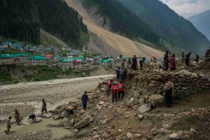 Frana devastante in Pakistan: 9 volontari perdono la vita dopo l'alluvione
