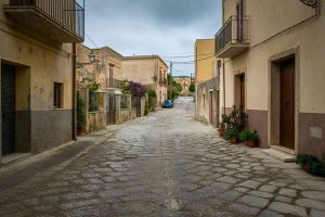 Giovane in fuga dopo l'omicidio di un uomo a Palermo