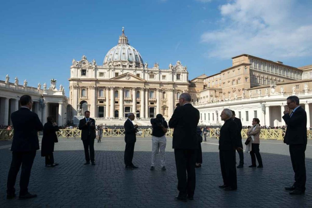Il Papa incontra l'associazione pro Lgbt e le donne preti: un passo verso il cambiamento?