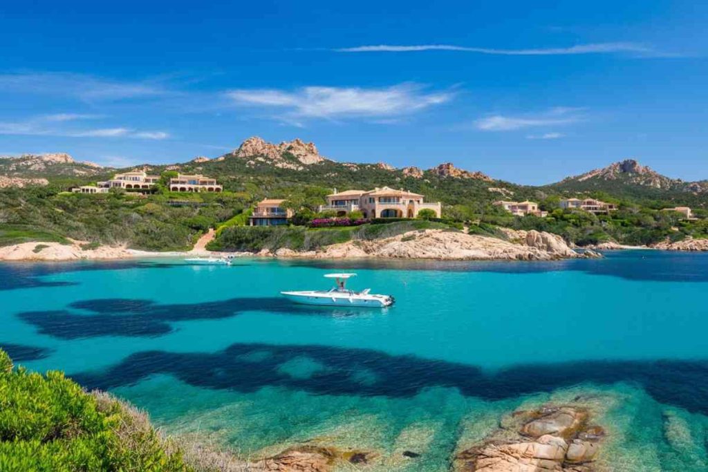 La Costa Smeralda e l'Aga Khan: un viaggio tra storia e lusso in un libro avvincente