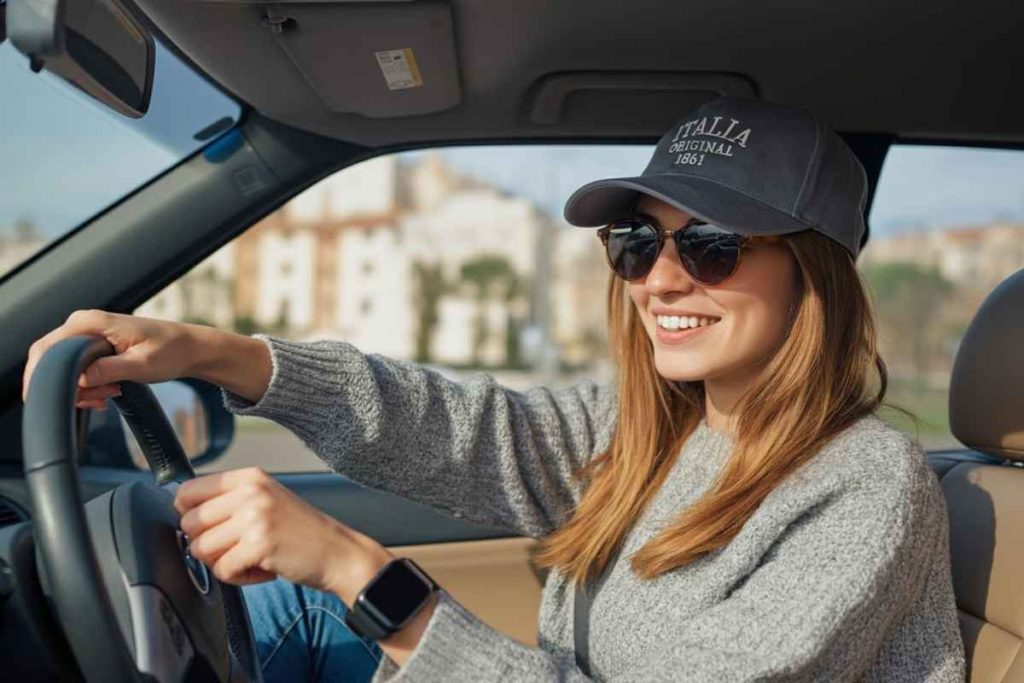 Meloni sorride in selfie con cappellino: un messaggio di 'buona domenica' ai suoi follower
