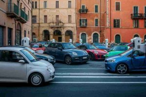 Mercato auto in crisi: calo del 5,1% a luglio e -3,7% nei primi sette mesi dell'anno